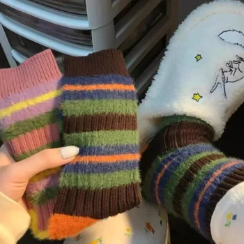 Реколта дебели линии плюшени чорапи зимни жени трикотажни мода шарени памук пухкави топло етаж чорапи за жени средата тръба чорапи
