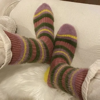 Реколта дебели линии плюшени чорапи зимни жени трикотажни мода шарени памук пухкави топло етаж чорапи за жени средата тръба чорапи