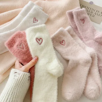 Чорапи за жените есен и зима норка кадифе плътен цвят сърце бродирани средата тръба чорапи сладък сгъсти плюшени етаж чорапи